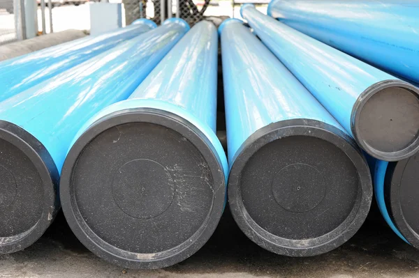 Tuyaux d'eau en PVC bleu avec couvercles — Photo