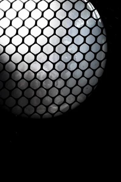Soyut petek kafes küre ışık ile levha — Stok fotoğraf