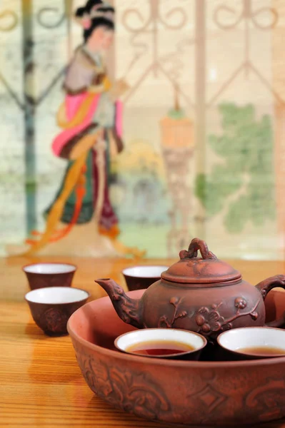 Китайский традиционный чайник с чашками чая — стоковое фото