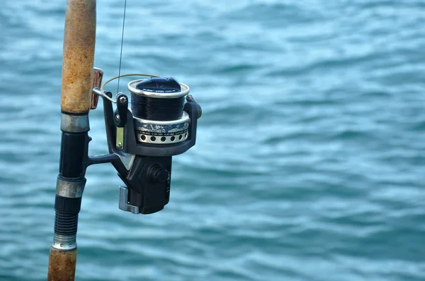 Close up de carretel de pesca em uma vara de pesca — Fotografia de Stock