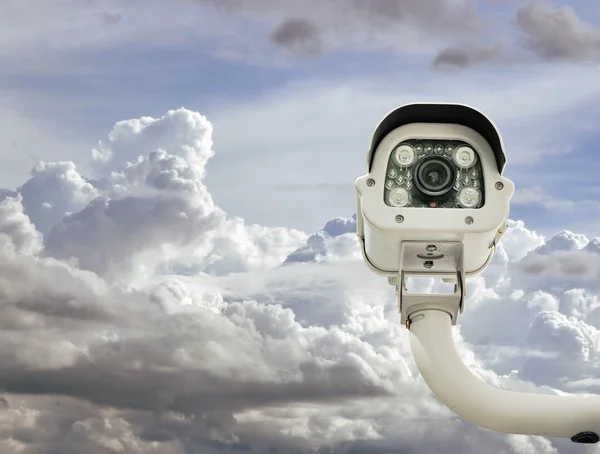Vista frontal de la cámara de vigilancia contra el fondo nublado del cielo —  Fotos de Stock