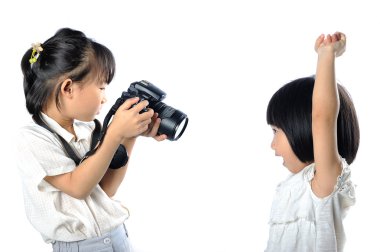 Asyalı küçük kardeşler çocuk alarak fotoğrafı birbirleri ile
