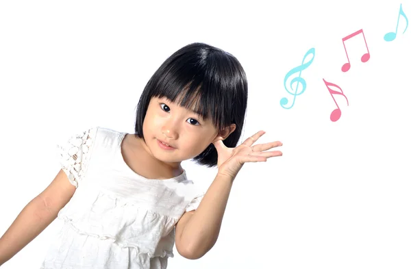 Menina asiática pouco ouvir música na natureza — Fotografia de Stock