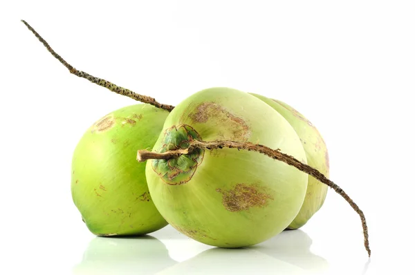 Groep van vers fruit kokosnoot geïsoleerd op witte achtergrond — Stockfoto