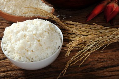 pirinç, çiğ pirinç ve çeltik pirinç ahşap masa üzerine pişmiş