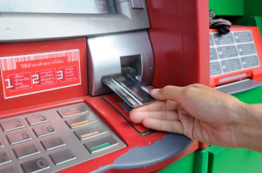 bir finansal işlem başlamak için bir Atm kartı takın