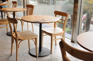 ahşap sandalye ve masa cam duvar yakınındaki kafede