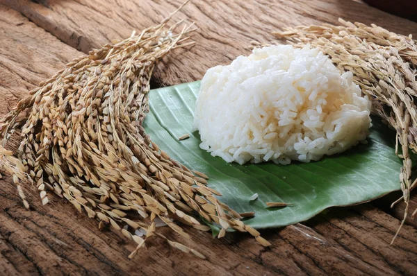 水稻在芭蕉叶上熟的饭 — 图库照片