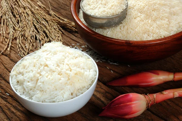 Arroz cocido, arroz sin cocer y arroz con cáscara sobre mesa de madera —  Fotos de Stock