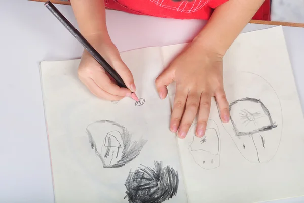 çocuklar el kalem berabere ve sketchs ile birçok yüzler 