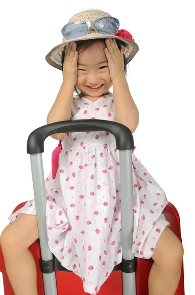 Kleine asiatische Mädchen in einem Webhut und Sonnenbrille sitzt auf einer Umarmung — Stockfoto