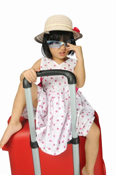 Liten asiatisk tjej i en väva hatt och solglasögon sitter på en kram — Stockfoto