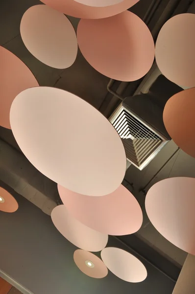 Plafond ontwerp siert en omvat ventilatiesysteem en lucht — Stockfoto