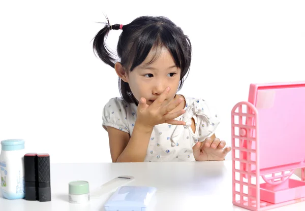 Улыбающаяся азиатская маленькая девочка наносит макияж детского порошка ее папа — стоковое фото
