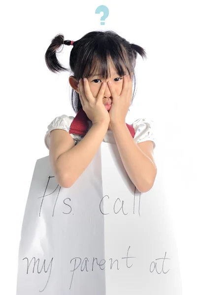 Asiatisches kleines Mädchen verirrt sich mit Elterninformationen Kontakt — Stockfoto