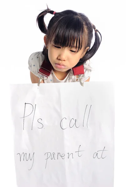 Asiatiska liten flicka gå vilse med överordnade information kontakta isola — Stockfoto