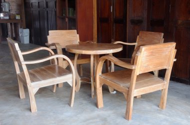  bir tik ahşap konsol masa ve koltukları 