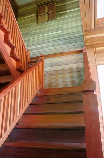 Escalera de madera y pared de madera —  Fotos de Stock