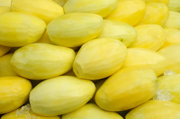 Groep van vers geschilde mango 's — Stockfoto