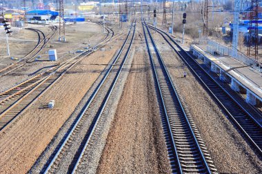 İstasyonu demiryolu platformu. İki yönde. Demiryolu hatları, inşaat, parça, geçiş, Yarış, yollar. İki tren yol Yön.