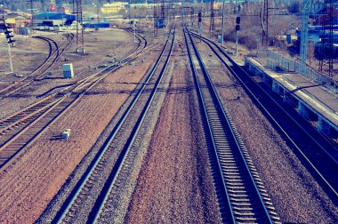 İstasyonu demiryolu platformu. İki yönde. Demiryolu hatları, inşaat, parça, geçiş, Yarış, yollar. İki tren yol Yön.