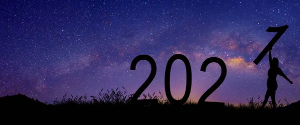 Silueta Mujer Sosteniendo Número Para Dar Bienvenida Nuevo Año 2021 —  Fotos de Stock