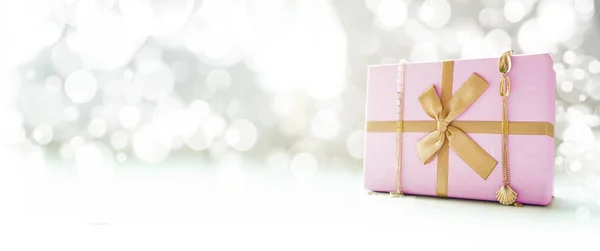 Caixa Presente Rosa Com Fita Ouro Decorações Ouro Antecedentes Bokeh — Fotografia de Stock