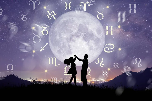 Astrologische Tierkreiszeichen Innerhalb Des Horoskopkreises Paar Singend Und Tanzend Über — Stockfoto