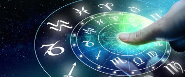 Yıldız falı çemberinin içinde astrolojik burç işaretleri var. Erkek ya da kadın ekran Zodiac 'a dokunuyor ve hologramı gösteriyor. Astroloji kavramı.