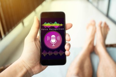 Konuşma algılama, ses araması, konuşma tanıma konsepti. Cep telefonundaki sanal asistan uygulaması. 