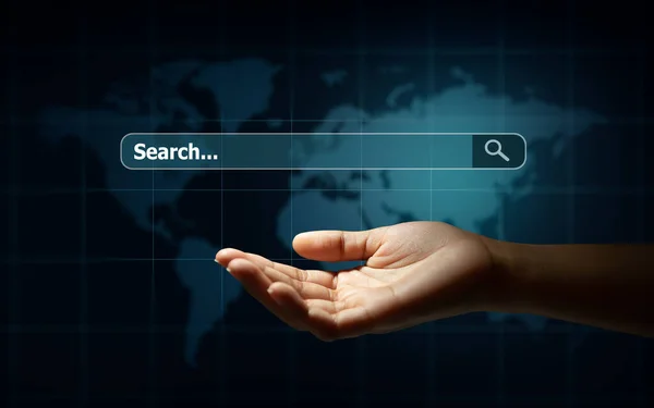有技术背景的人手拿着搜索盒和百叶窗 搜索浏览器互联网数据信息网络 搜索引擎优化和网络分析概念的网络和社交媒体 — 图库照片