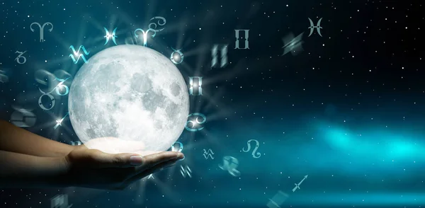 Signos Astrológicos Del Zodiaco Sobre Luna Mano Conocimiento Las Estrellas —  Fotos de Stock