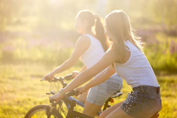 Adolescenti in bicicletta in estate — Foto Stock