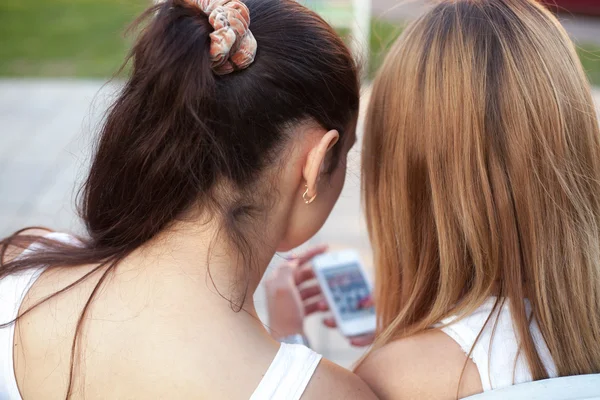 Tonåringar Bläddra bilder på mobiltelefon — Stockfoto