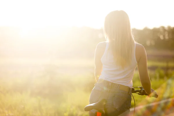 Fiatal nő vidéken kerékpár — Stock Fotó