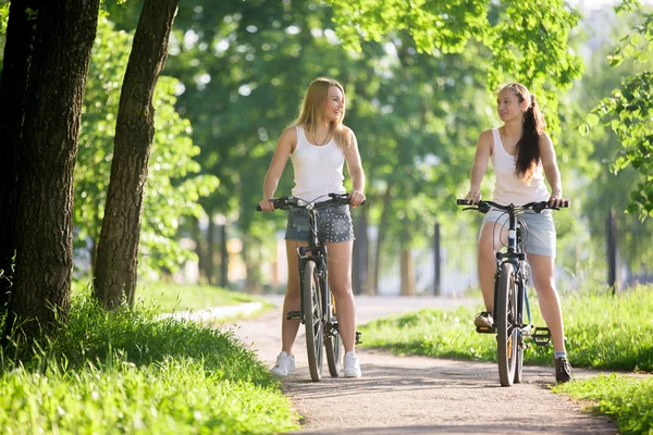 Due amiche in bicicletta — Foto Stock