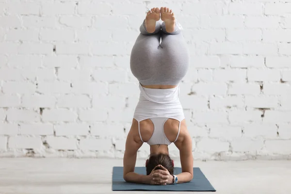 Yoga innendørs: variasjon av Salamba Sirsasana – stockfoto