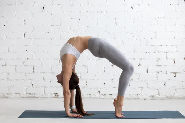 Yoga drinnen: Brückenpositionen — Stockfoto