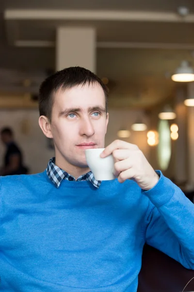 Junger Mann trinkt Kaffee — Stockfoto