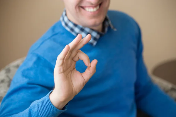 Jonge man gebaren ok teken — Stockfoto