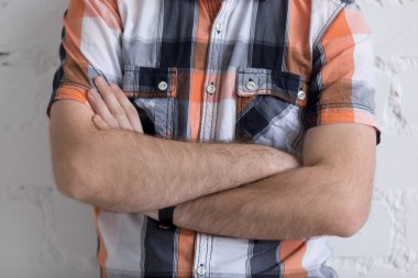 katlanmış silah ile genç adam