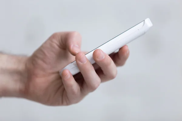 Joven con teléfono móvil — Foto de Stock