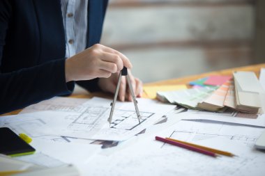 Çizim pusulası nı kullanan kadın mimar