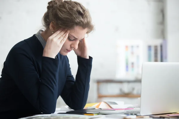 Joven mujer de negocios preocupada — Foto de Stock