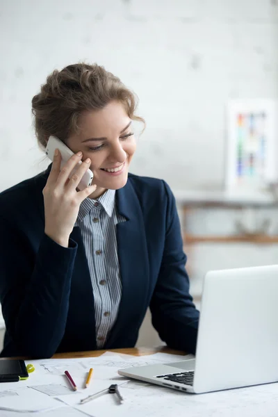 Architect vrouw op telefoon — Stockfoto