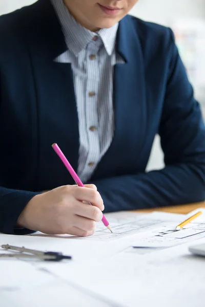 Architektin arbeitet mit Entwürfen — Stockfoto