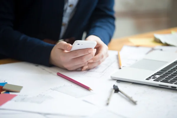 Architektin mit Telefon, Nahaufnahme — Stockfoto