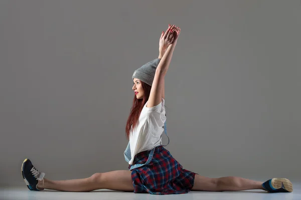 Teenie-Breakdance-Mädchen sitzt im Spagat — Stockfoto