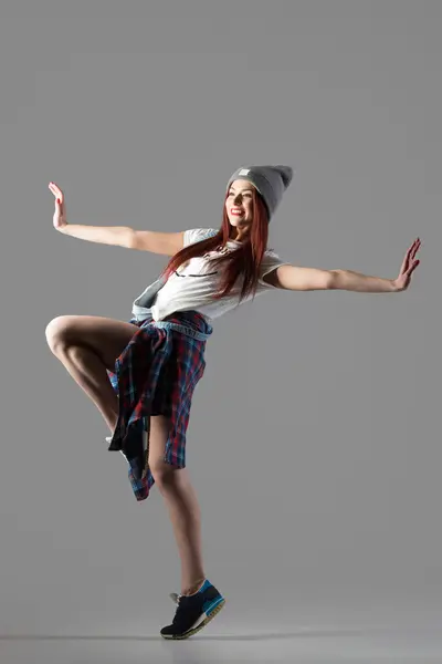 ダンサーの女の子のパフォーマンス — ストック写真