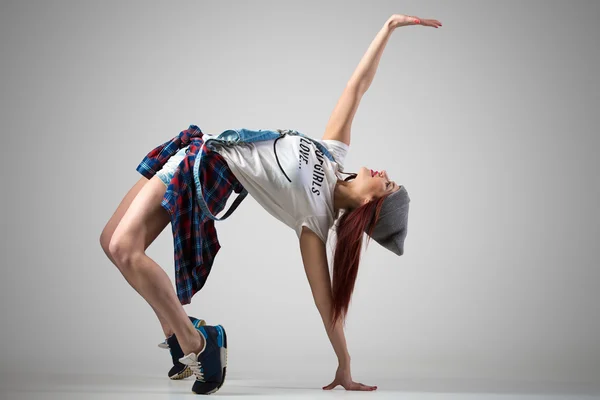 Dansare flicka gör bron övning — Stockfoto